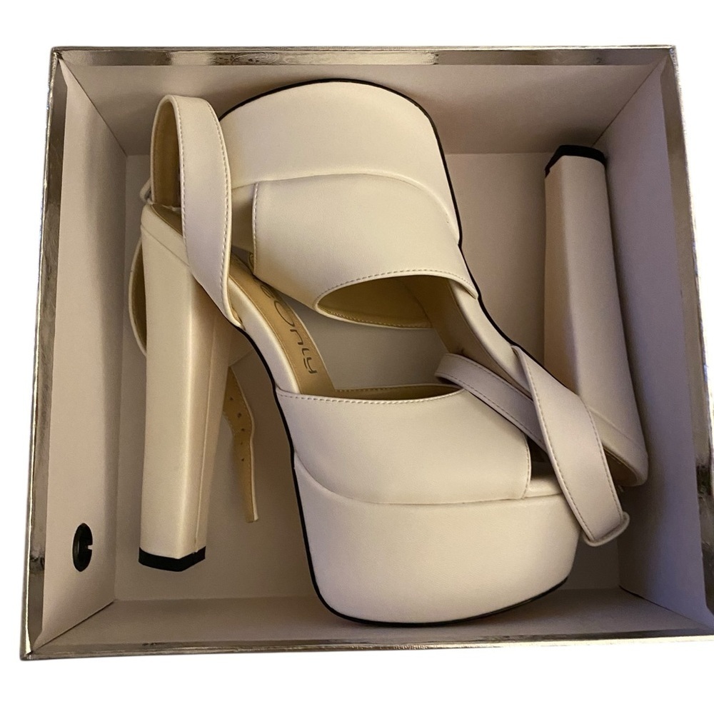 New Noble Only Cream Platform Heels Diva Living Doll 6 “ Tall - Picture 9 of 12